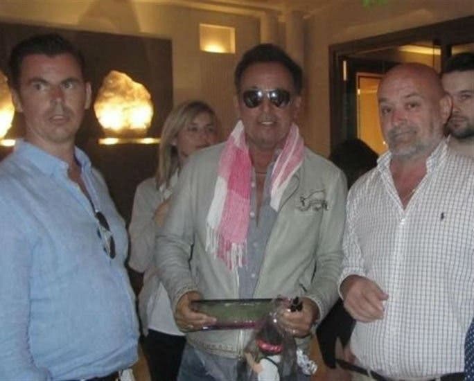 El alcalde de Peralejos de las Truchas junto a Bruce / Europa Press