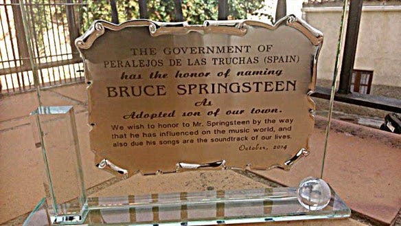 Placa entregada a Bruce / Ayto.
