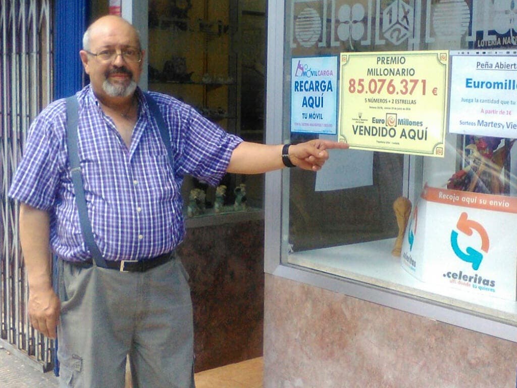 Ángel en su administración de Coslada junto al premio vendido. Imagen facilitada a MiraCorredor.tv