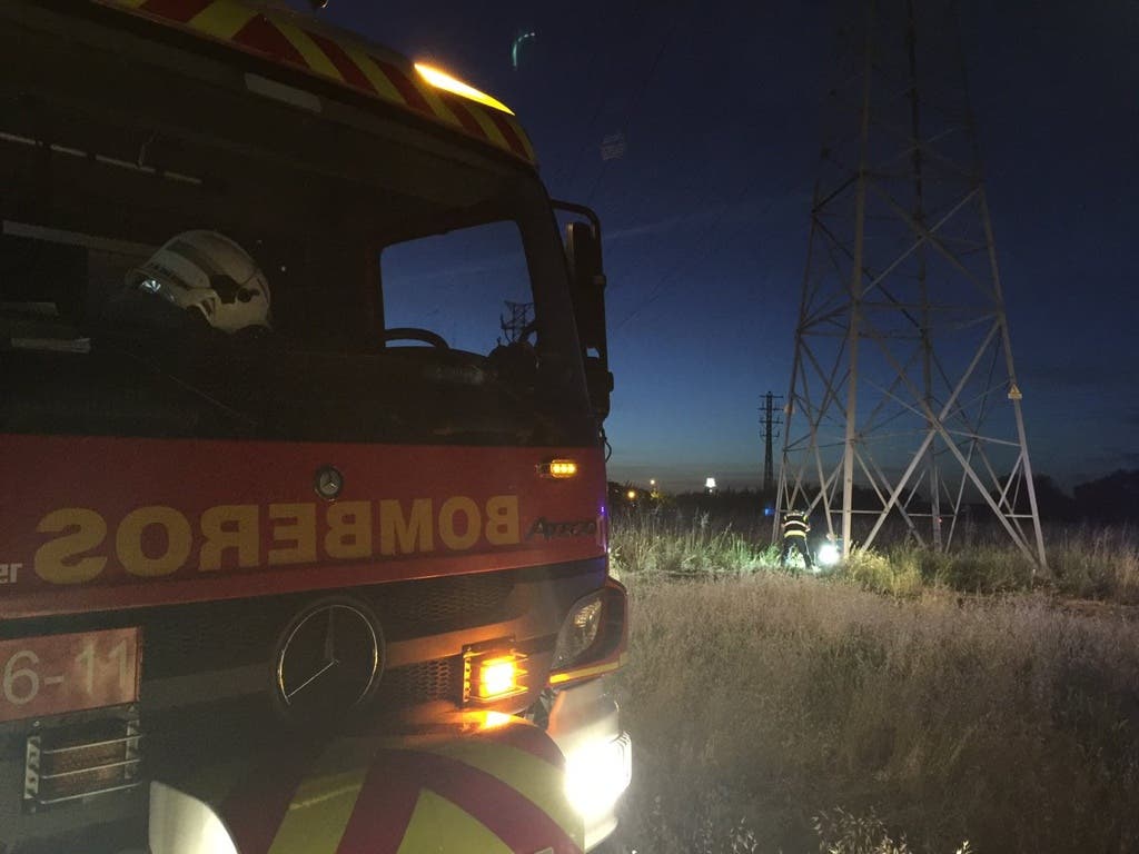 Bomberos en el lugar donde ha sido encontrado el cuerpo. Fuente: 112