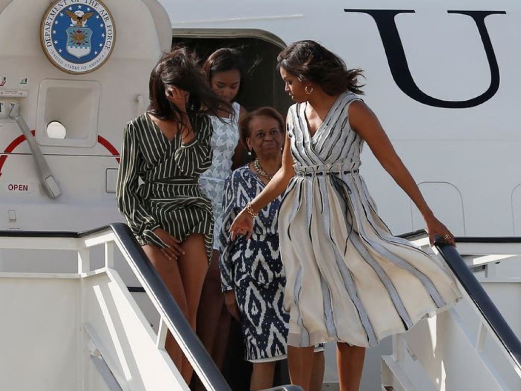 Michelle Obama junto a su madre y sus dos hijas en su llegada a la Base de Torrejón. (REUTERS).