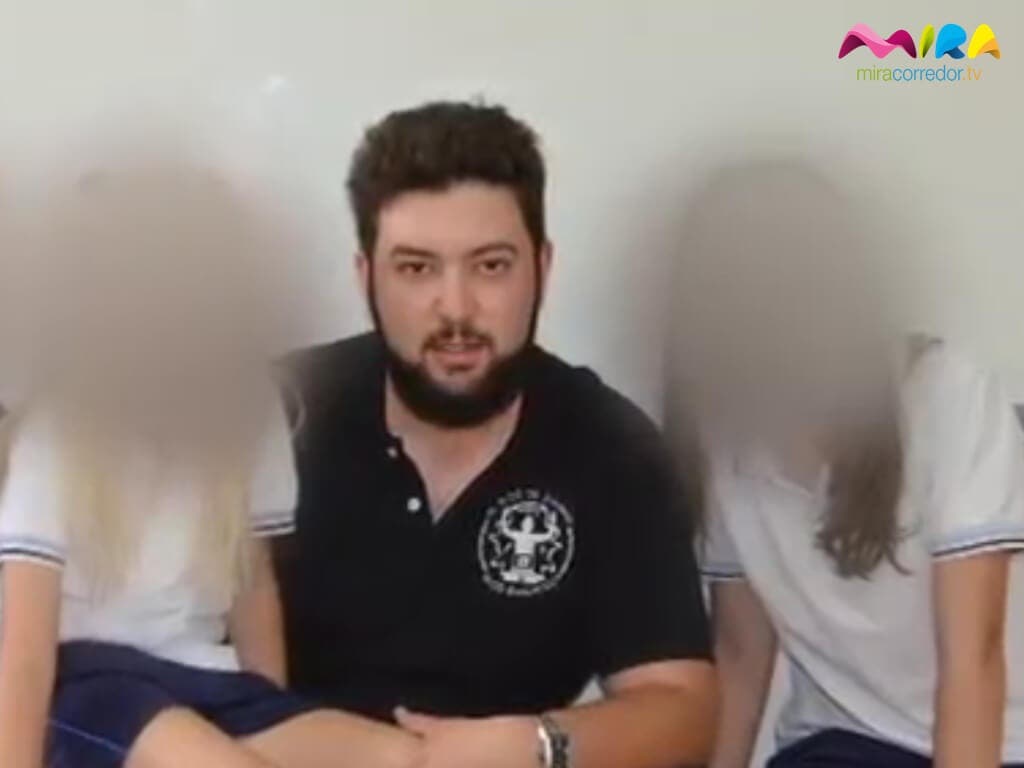 Imagen tomada de uno de los vídeos en los que el supuesto pederasta aparece con varios alumnos de los centros que visita. 