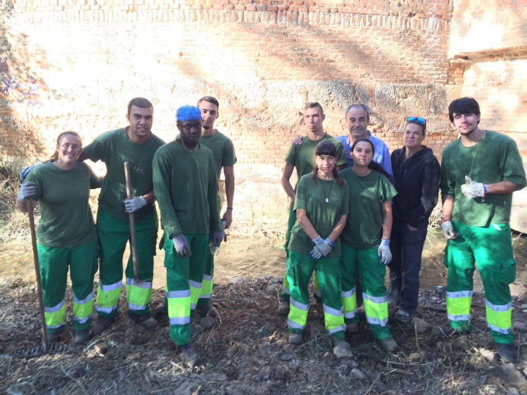 Grupo de jóvenes del Plan de Inserción Laboral que ha descubierto la inscripción (Ayto. de Alcalá de Henares).