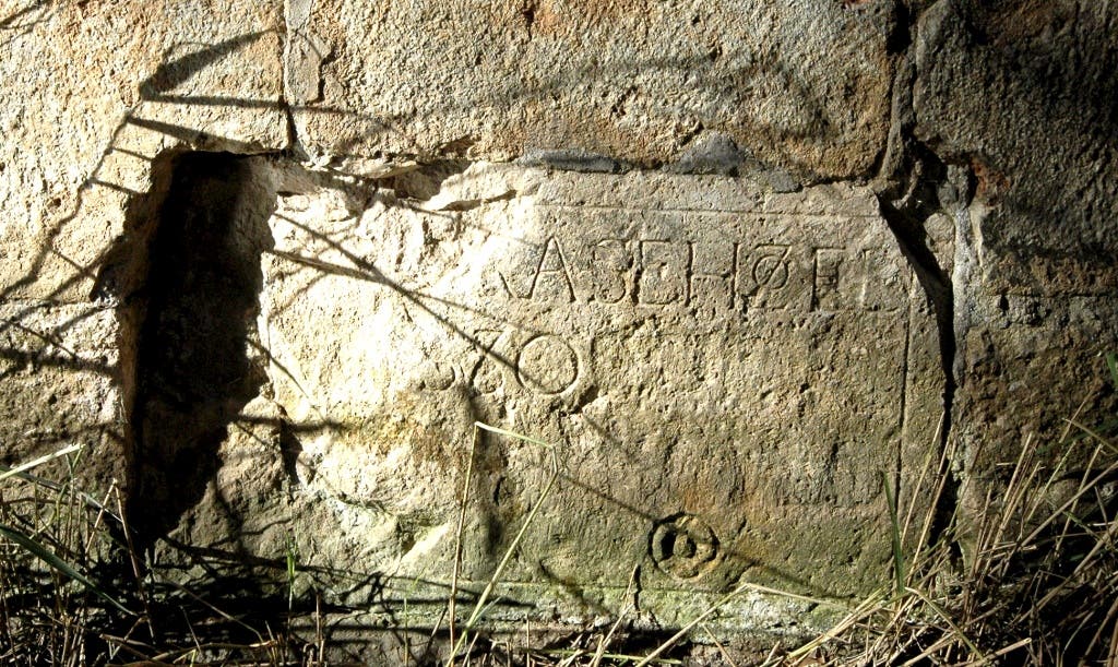 Inscripción epigráfica de las obras del caz a su paso por el Molino Borgoñón, cerca del río Henares (Ayto. Alcalá de Henares).