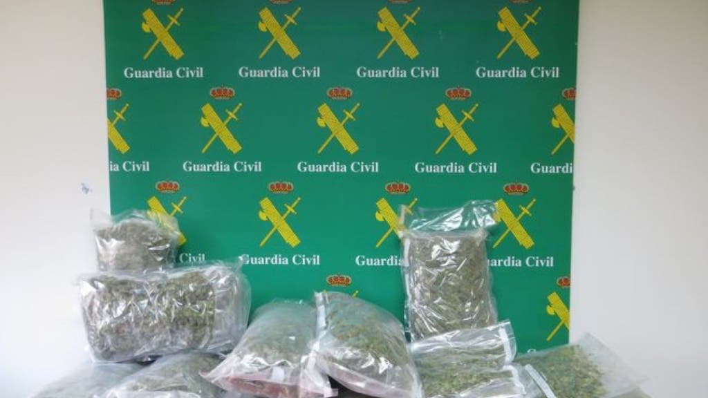 La droga intervenida por la Guardia Civil. 