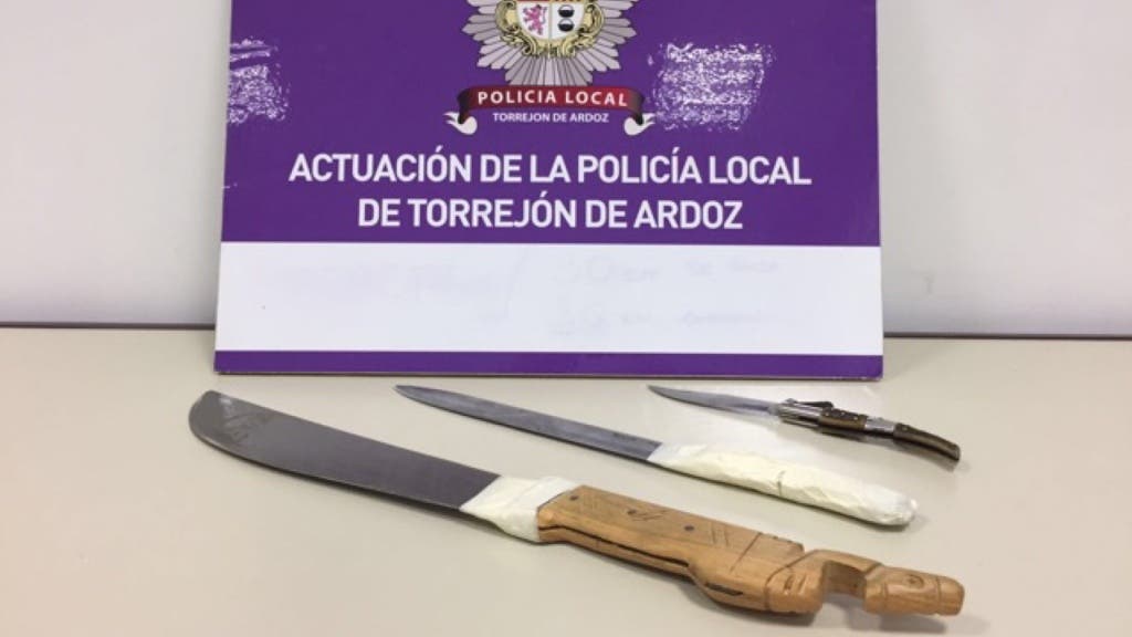 El individuo, que huyó de la vivienda, portaba un machete, un cuchillo y una navaja (Policía Local).