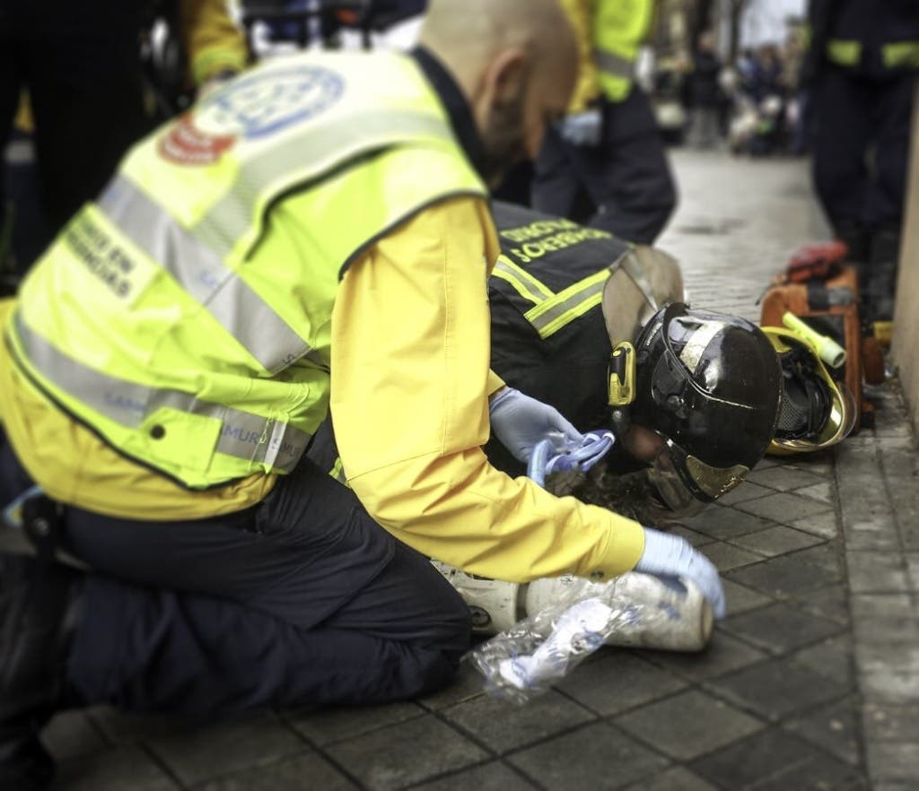 Los Bomberos tratan de reanimar a Lucky. 