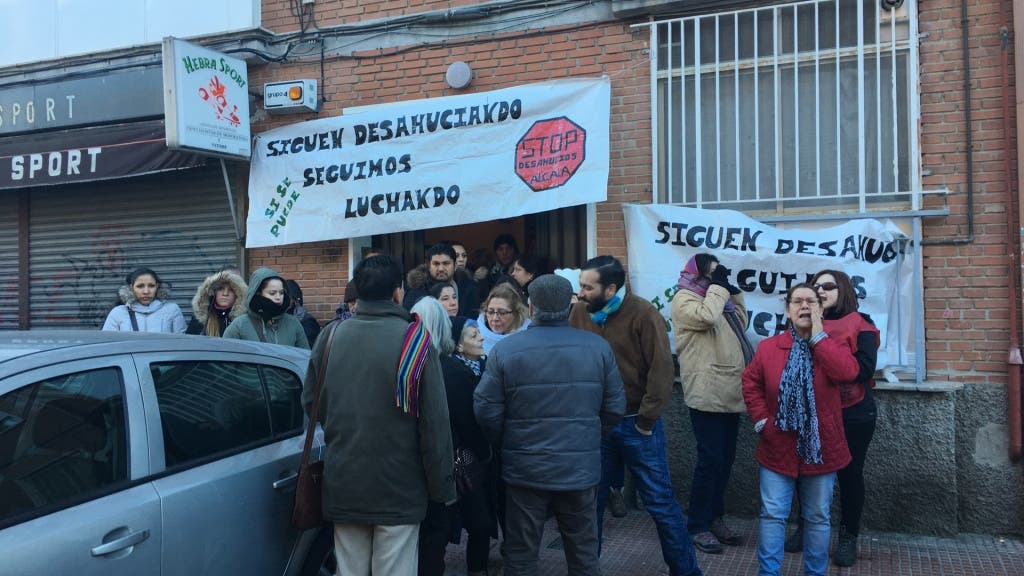 Vecinos y activistas en las puertas del edificio (MiraCorredor.tv)