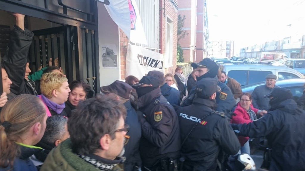Uno de los momentos de máxima tensión vividos esta mañana en Alcalá de Henares (PAH).
