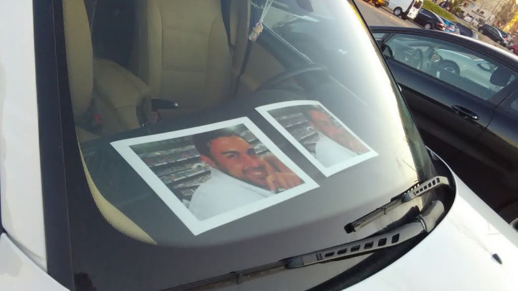 Un coche en Velilla con su foto durante la concentración de este miércoles (MiraCorredor.tv).