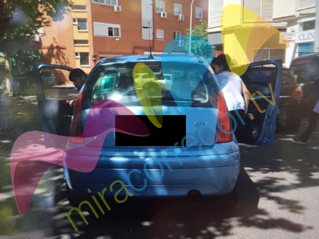 El presunto agresor y su acompañante cuando se disponían a marcharse (MiraCorredor.tv).