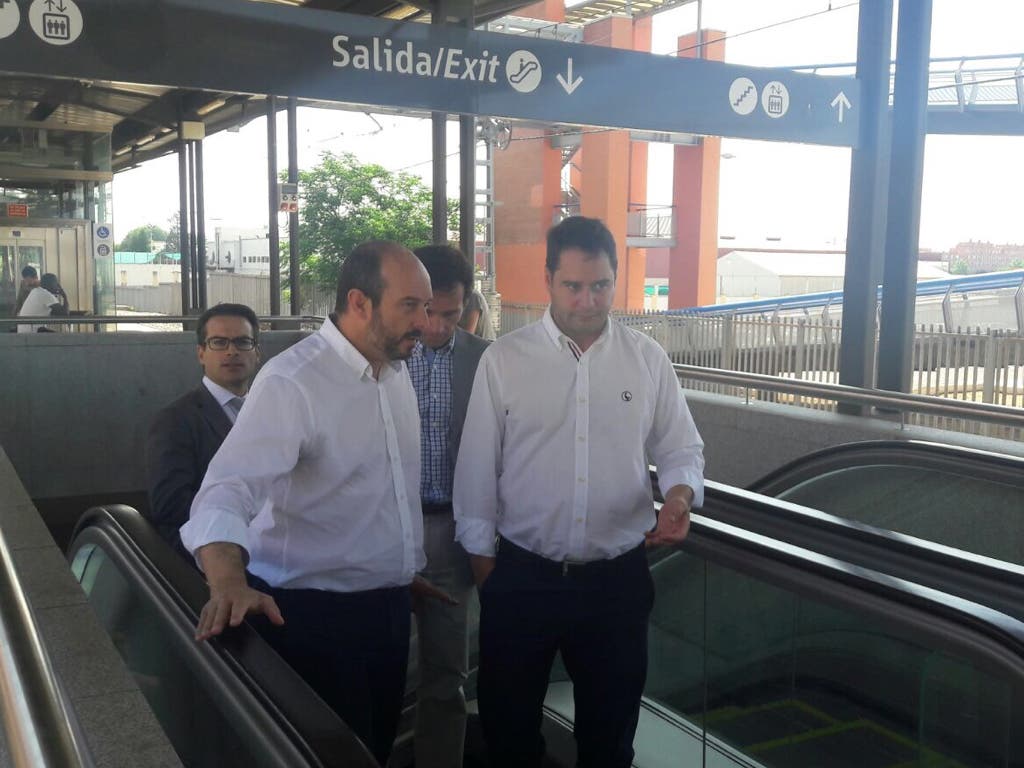 El consejero y el alcalde recorren las instalaciones (MiraCorredor.tv). 