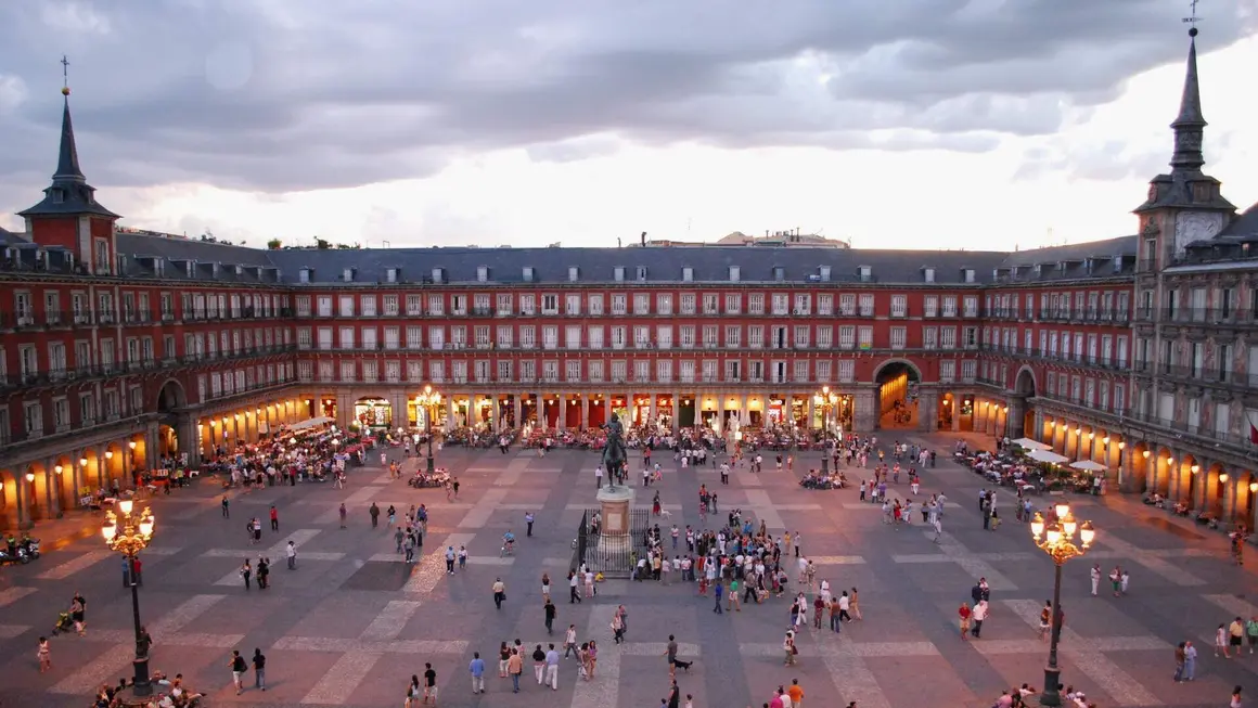 Plaza_Mayor_de_Madrid_06