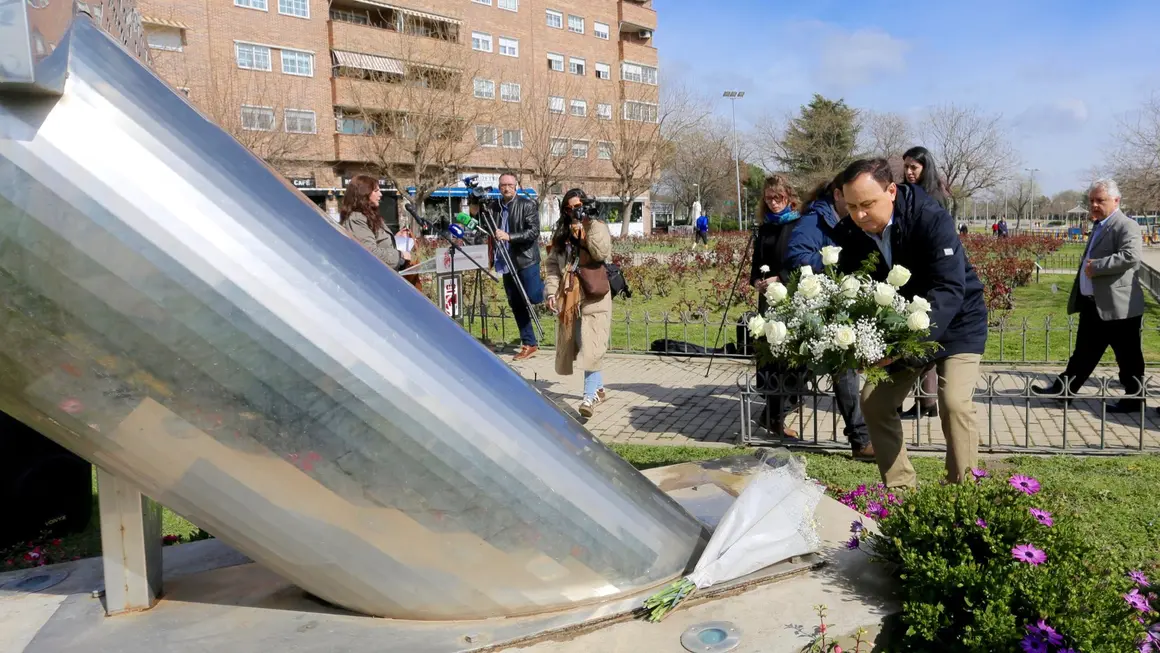 El alcalde de Coslada, &Aacute;ngel Viveros, en el acto de recuerdo. AYUNTAMIENTO DE COSLADA