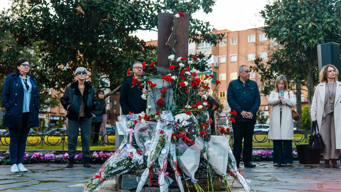 Autoridades y vecinos tambi&eacute;n recordaron a las v&iacute;ctimas en San Fernando de Henares. AYUNTAMIENTO DE SAN FERNANDO