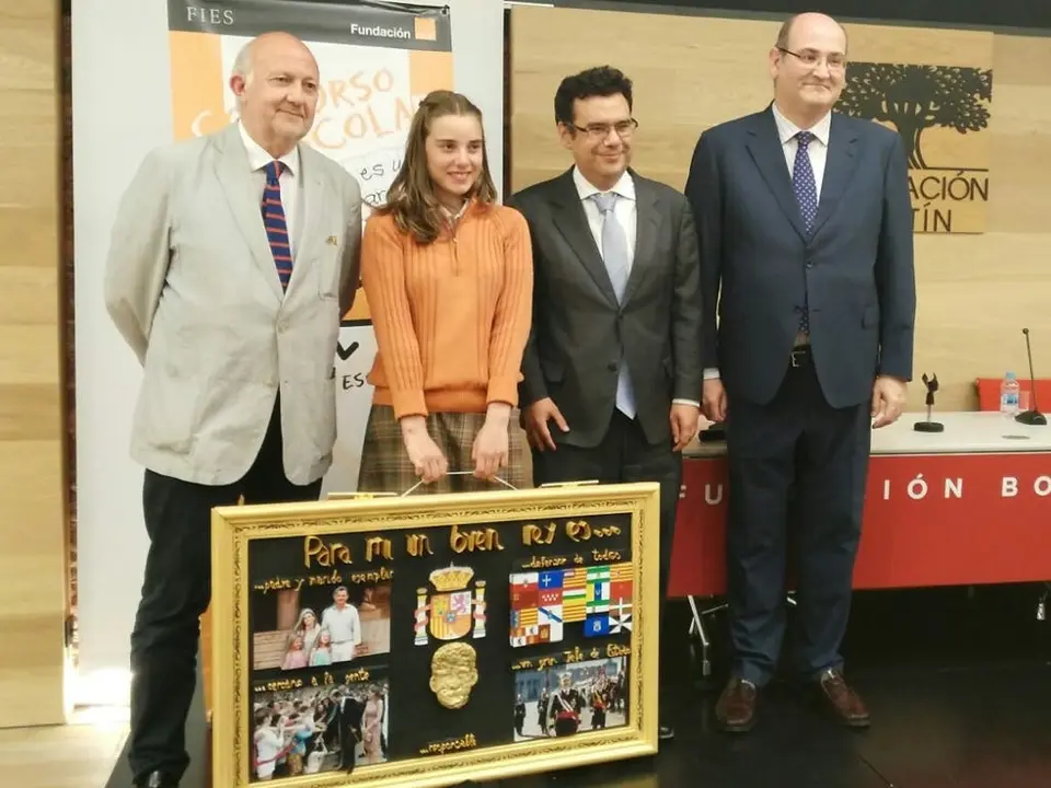 Lorena con su cuadro en una imagen cedida a MiraCorredor.tv por el colegio.