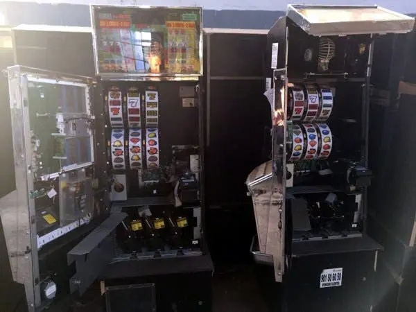 M&aacute;quinas tragaperras en el interior de la nave (Polic&iacute;a Local de Velilla de San Antonio).