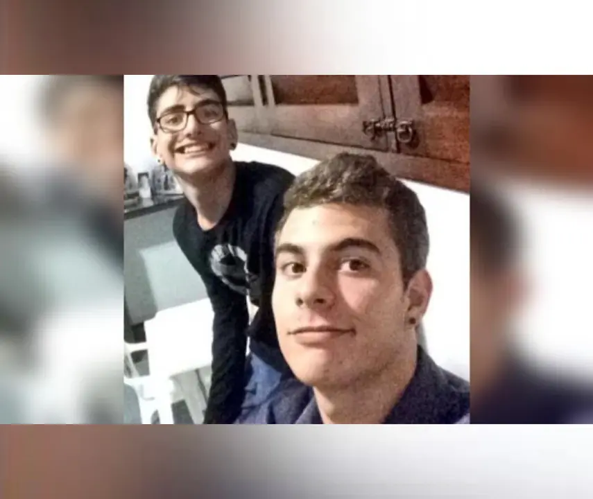 El acusado junto al amigo con el que se mensaje&oacute;.
