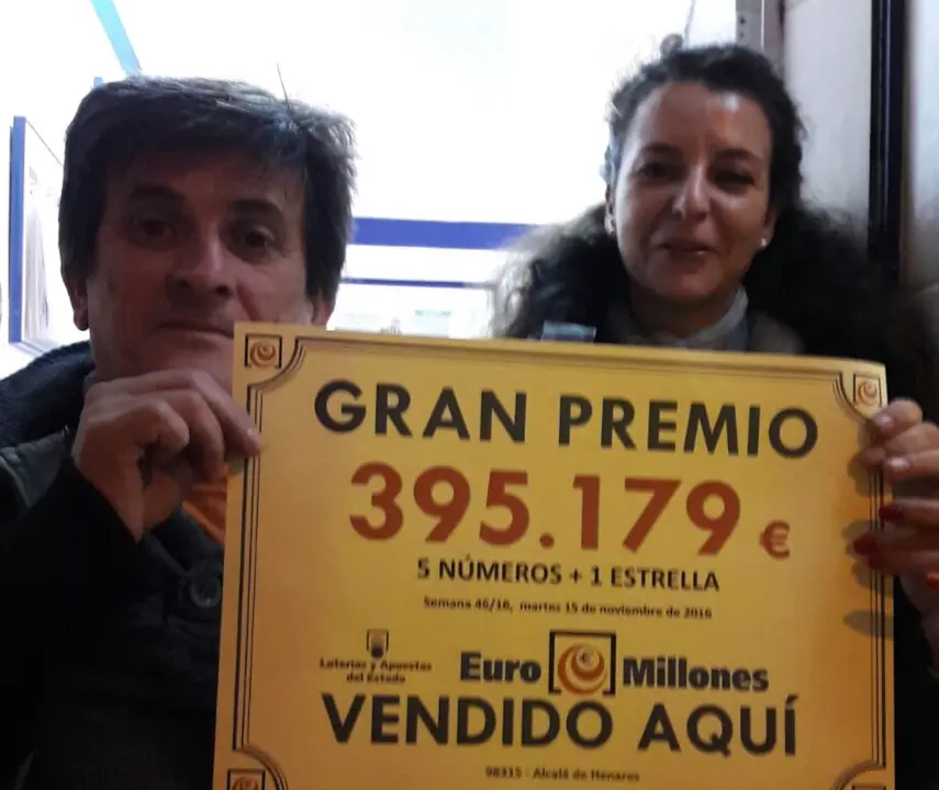 Carmela sujeta el cartel del premio en una imagen cedida a MiraCorredor.tv.