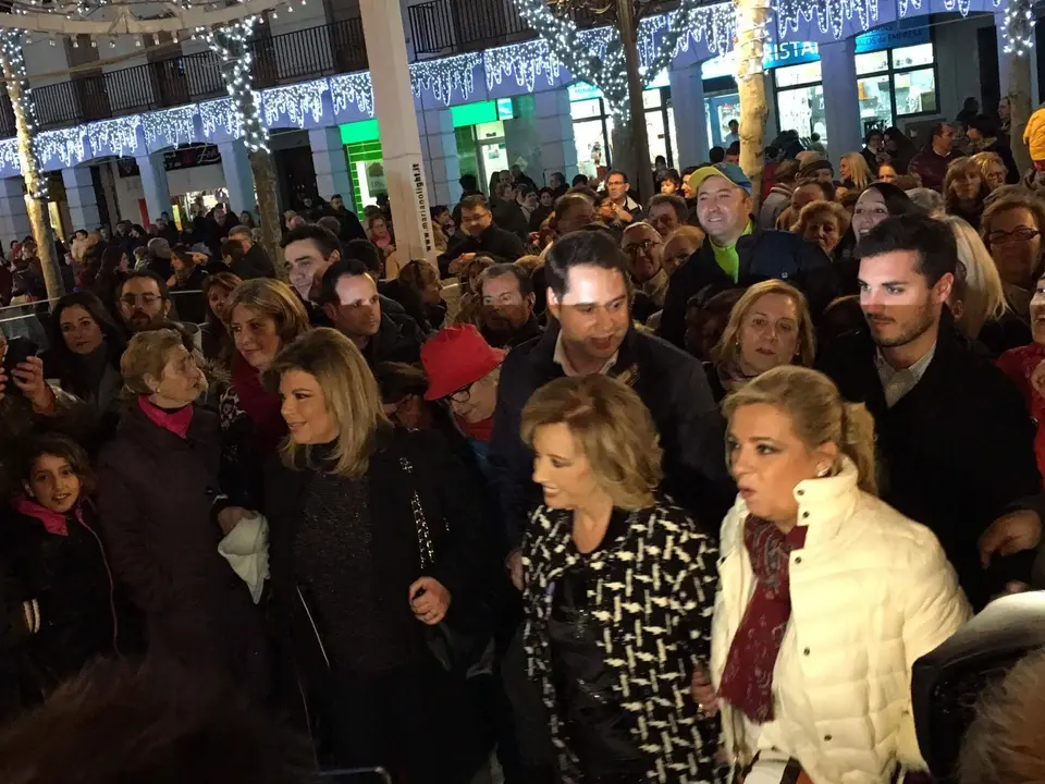 Las Campos pasean por la Plaza Mayor de Torrej&oacute;n junto al alcalde y multitud de vecinos (MiraCorredor.tv).