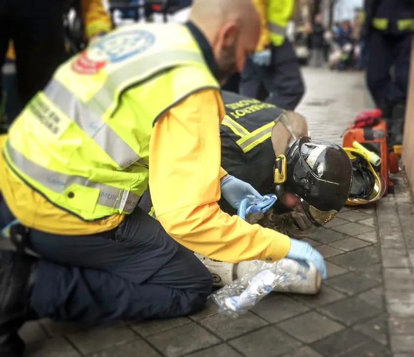 Los Bomberos tratan de reanimar a Lucky. 