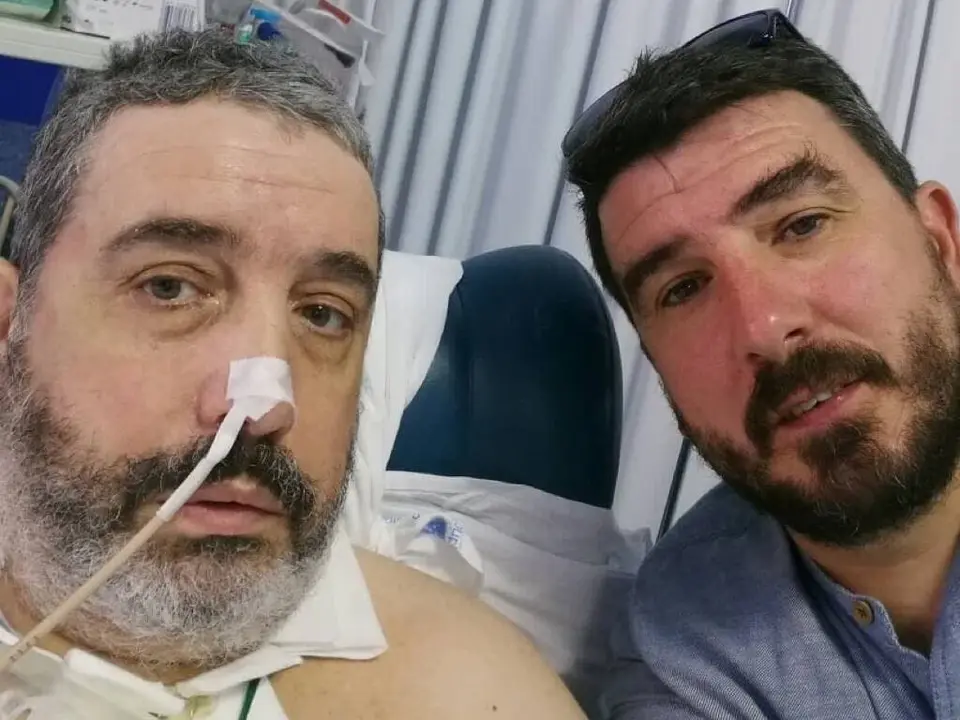 Luis Alfonso junto a su hermano, Jorge, en el hospital (cedida). 