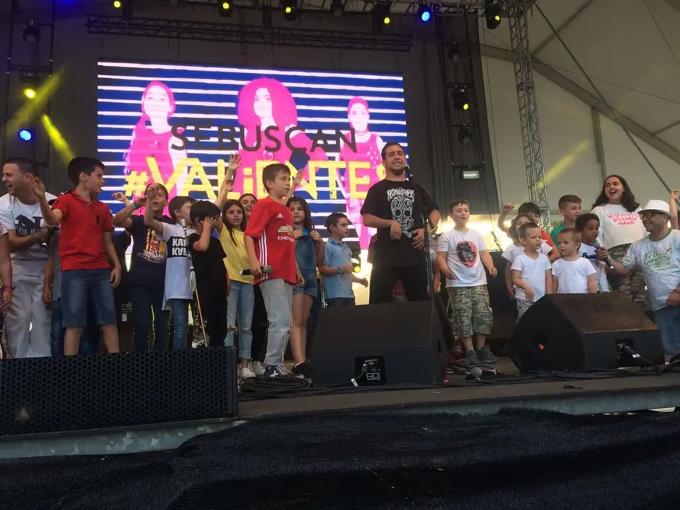 Un grupo de ni&ntilde;os interpreta junto a Montilla la canci&oacute;n Se Buscan Valientes. 