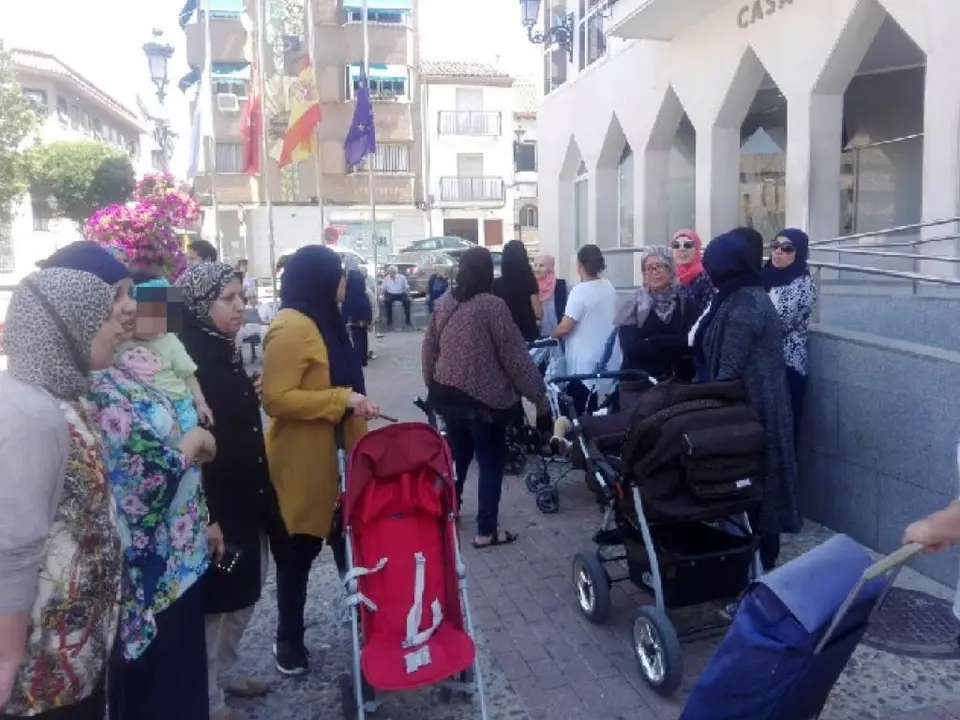 Familiares del menor a las puertas del Ayuntamiento (MiraCorredor.tv). 