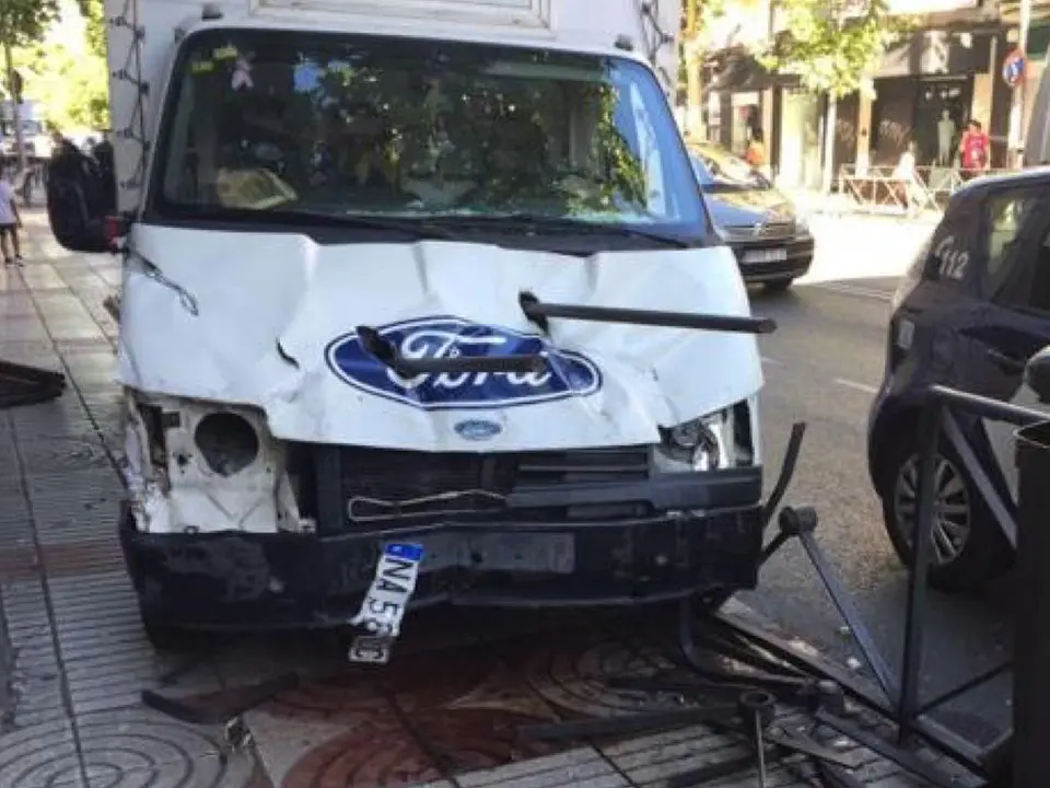 El cami&oacute;n empotrado en Ciudad Lineal (ABC). 