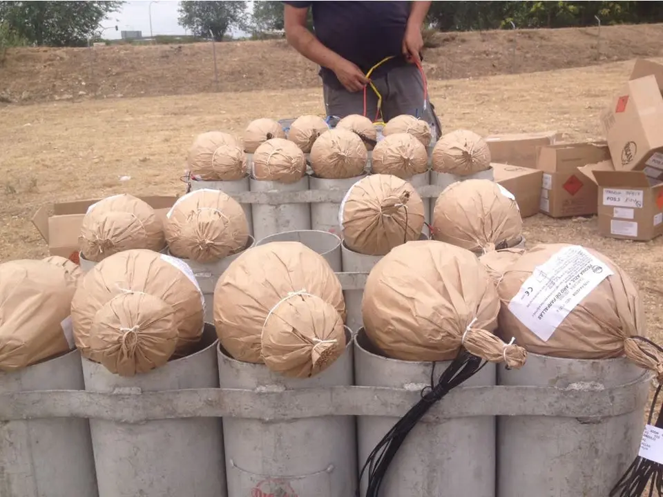 Montaje de los Fuegos Artificiales de Torrej&oacute;n (RICASA).