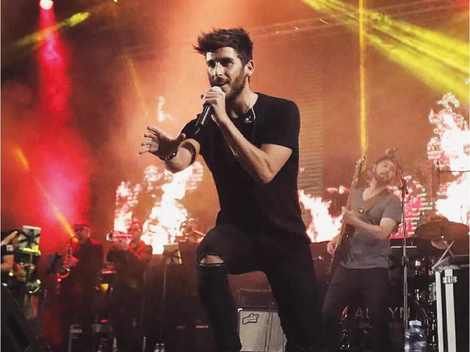 &Aacute;lvaro en uno de sus conciertos en solitario (Twitter).