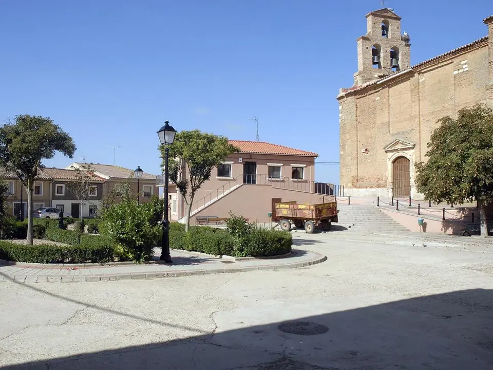 Iglesia y Plaza Mayor de Villamuriel de Campos.
