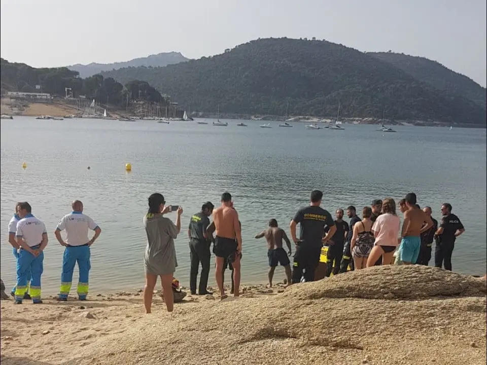 La familia con los servicios de emergencia antes de encontrar el cad&aacute;ver. 