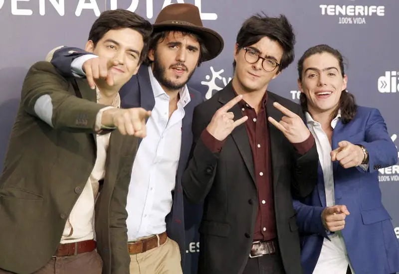 GRA630. SANTA CRUZ DE TENERIFE, 16/03/2017.- La banda colombiana Morat, galardonado con uno de los premios, a su llegada a los Premios Cadena Dial, en su XXI edici&oacute;n, esta noche en la capital tinerfe&ntilde;a. EFE/Crist&oacute;bal Garc&iacute;a