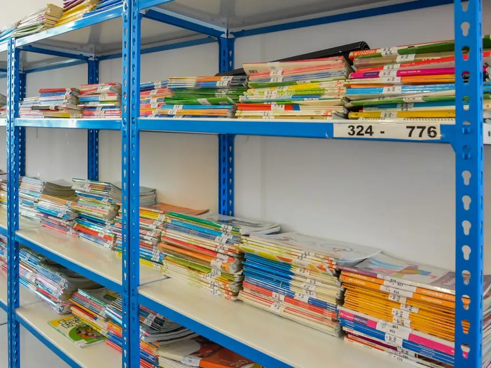 Hoy lunes 7 de septiembre comienza el nuevo plazo para donar libros dentro del programa de intercambio de libros de textos que por tercer a&ntilde;o consecutivo se ha puesto en marcha para ayudar a las familias de la ciudad. En este nuevo periodo se podr&aacute;n intercambiar libros de texto para el pr&oacute;ximo curso escolar, consiguiendo un importante ahorro econ&oacute;mico con esta iniciativa que el Ayuntamiento de Torrej&oacute;n de Ardoz, a trav&eacute;s de su Concejal&iacute;a de Educaci&oacute;n, ha vuelto a poner en marcha tras el &eacute;xito que obtuvo el a&ntilde;o pasado. El plazo se prolongar&aacute; hasta el 11 de septiembre y los libros podr&aacute;n donarse en la Concejal&iacute;a de Educaci&oacute;n en horario de lunes a viernes de 9:00 a 14:00 horas y de lunes a jueves tambi&eacute;n de 16:30 a 19:30 horas. Por su parte, la recogida de libros por parte de los alumnos se iniciar&aacute; a partir del 16 de septiembre. El objetivo es ayudar a las familias en la adquisici&oacute;n de los libros de texto de sus hijos, promoviendo el intercambio de estos, adem&aacute;s de concienciar al alumnado del municipio