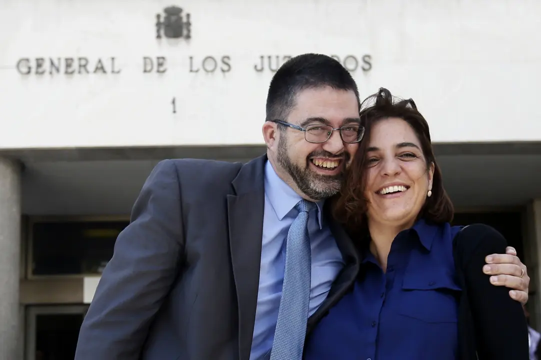 GRA154. MADRID, 18/09/2017.- Los concejales del Ayuntamiento de Madrid Carlos S&aacute;nchez Mato y Celia Mayer, a la salida hoy de los Juzgados de Plaza de Castilla tras declarar como investigados en el juzgado n&uacute;mero 21 de Madrid por presuntos delitos societario, de malversaci&oacute;n de fondos y prevaricaci&oacute;n al encargar dos informes de 50.000 euros para denunciar irregularidades en el Open de Tenis. EFE/Fernando Alvarado