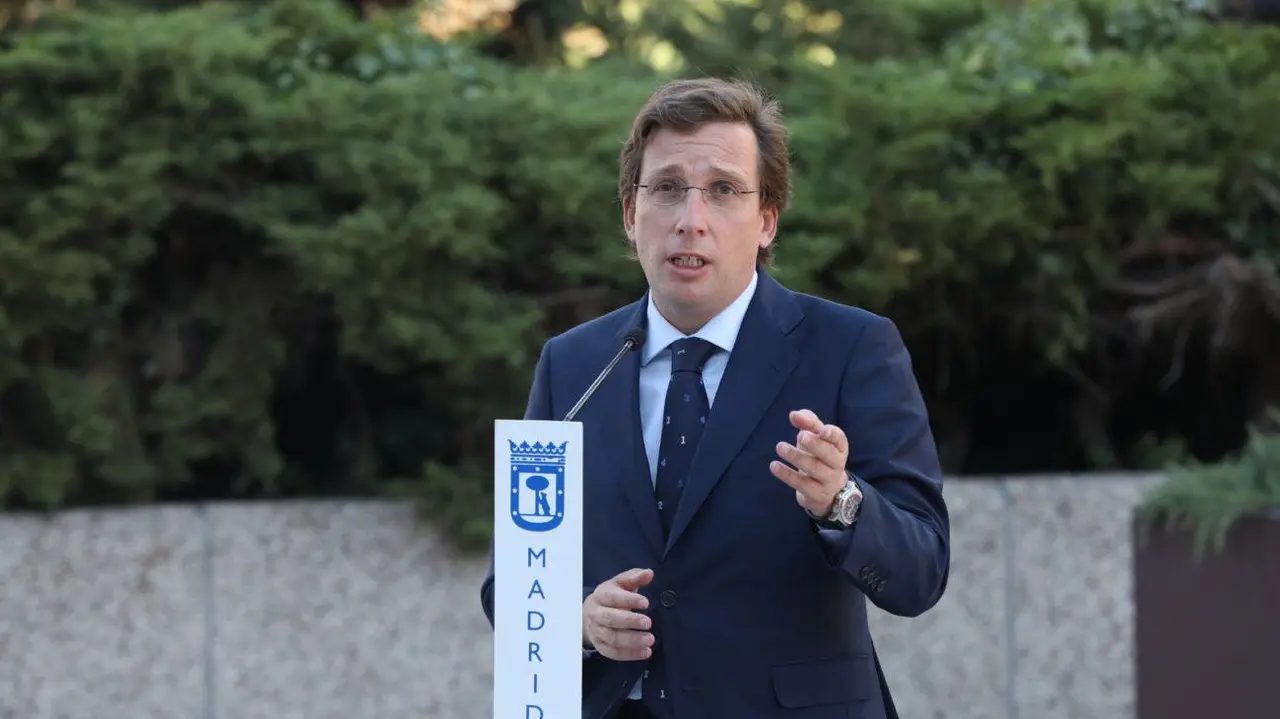 El alcalde de Madrid, Jos&eacute; Luis Mart&iacute;nez-Almeida, durante su intervenci&oacute;n tras la firma de un protocolo de colaboraci&oacute;n con responsables de la sociedad Renazca para mejorar y revitalizar el entorno de Azca, en Madrid (Espa&ntilde;a), a 2 de septiembre de 2020. Esta promotora ser&aacute; la encargada de la reforma y gesti&oacute;n urbana de este importante enclave empresarial y financiero de la capital del pa&iacute;s.

02 SEPTIEMBRE 2020

2/9/2020