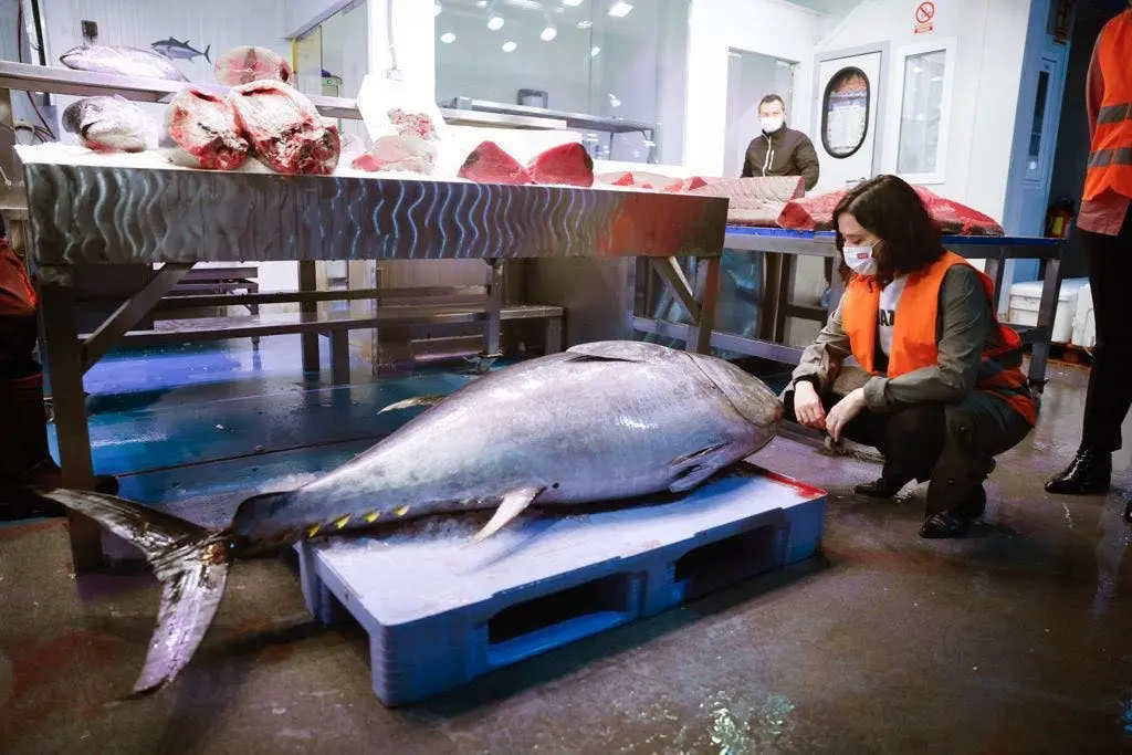 Ayuso durante su visita este jueves a Mercamadrid.