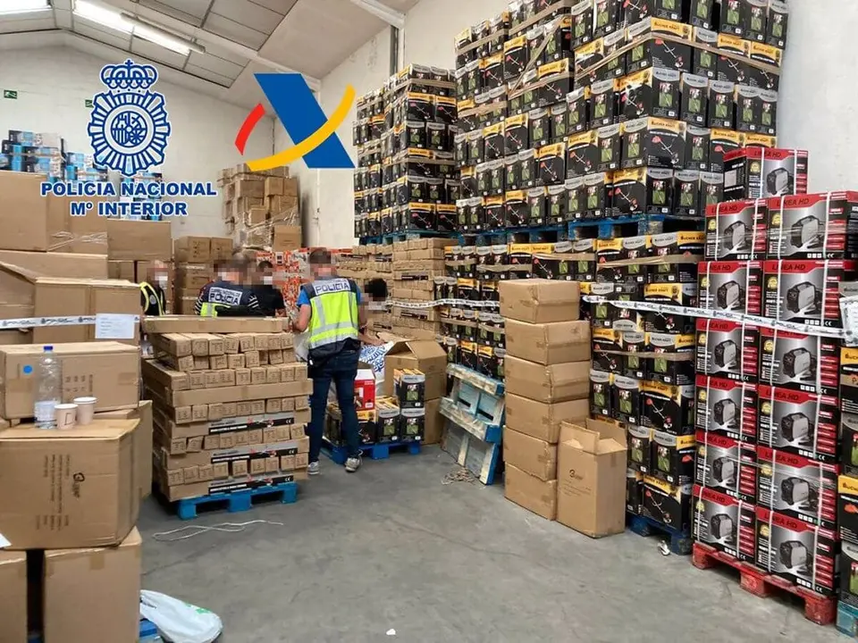 03-11-2021 Sucesos.- Detenido un hombre que gan&oacute; 335.000? en dos a&ntilde;os comercializando productos falsos.

Agentes de la Polic&iacute;a Nacional, en una operaci&oacute;n conjunta con la Agencia Tributaria, han detenido en Madrid a un individuo que se dedicaba, presuntamente, a la distribuci&oacute;n y venta de material falsificado de diferentes &iacute;ndoles, y que los comercializaba junto a otros productos que &eacute;l mismo importaba y que no estaban autorizados por no reunir las caracter&iacute;sticas establecidas para su venta.

POLITICA ESPA&Ntilde;A EUROPA MADRID SOCIEDAD
POLIC&Iacute;A NACIONAL