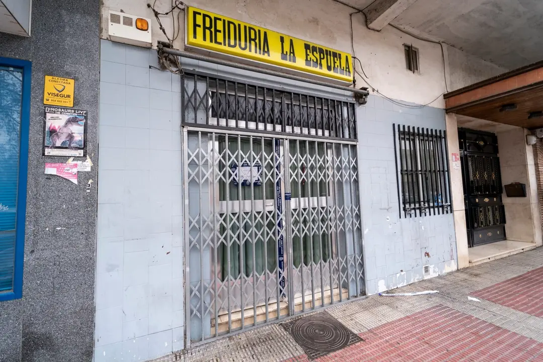 Fachada del bar Freidur&iacute;a La Espuela, donde ayer, 28 de diciembre fueron encontrados dos cad&aacute;veres, a 28 de diciembre de 2021, en Parla, Madrid (Espa&ntilde;a). La Polic&iacute;a Nacional est&aacute; investigando si los dos cad&aacute;veres encontrados en este bar de Parla murieron de forma violenta y no por una explosi&oacute;n en la cocina. Los agentes est&aacute;n a la espera de los resultados oficiales de la autopsia y han indicado que desconocen si hubo una explosi&oacute;n en el local.
A. P&eacute;rez Meca / Europa Press
29/12/2021