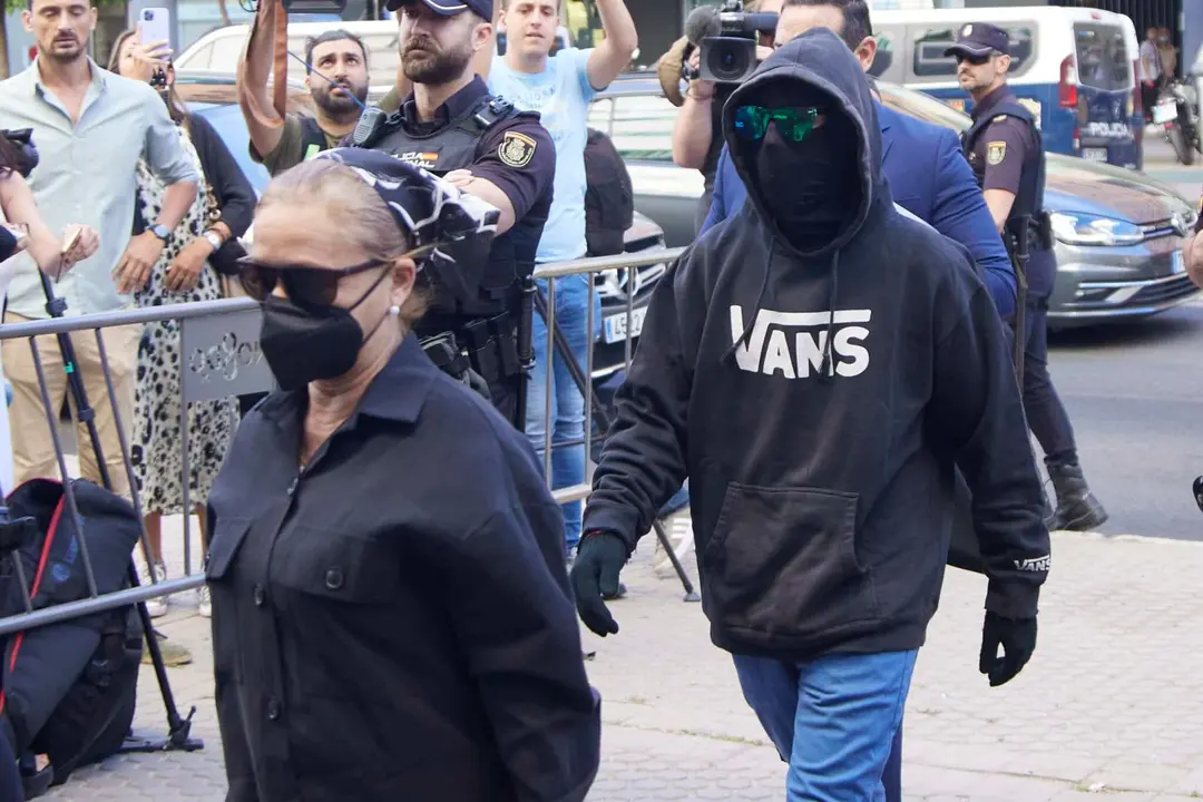 Llegada a los juzgados de Francisco Javier Garc&iacute;a, conocido como 'El Cuco' y de su madre, Rosal&iacute;a Garc&iacute;a, escoltados por la polic&iacute;a durante la primera sesi&oacute;n del juicio contra el joven Francisco Javier Garc&iacute;a, conocido como 'El Cuco', y contra su madre por presunto delito de falso testimonio en sus comparecencias en el juicio celebrado en 2011 por el crimen de Marta del Castillo en el Juzgado de lo Penal n&uacute;mero 7, a 26 de mayo de 2022 en Sevilla (Andaluc&iacute;a, Espa&ntilde;a)
Joaquin Corchero / Europa Press
26/5/2022