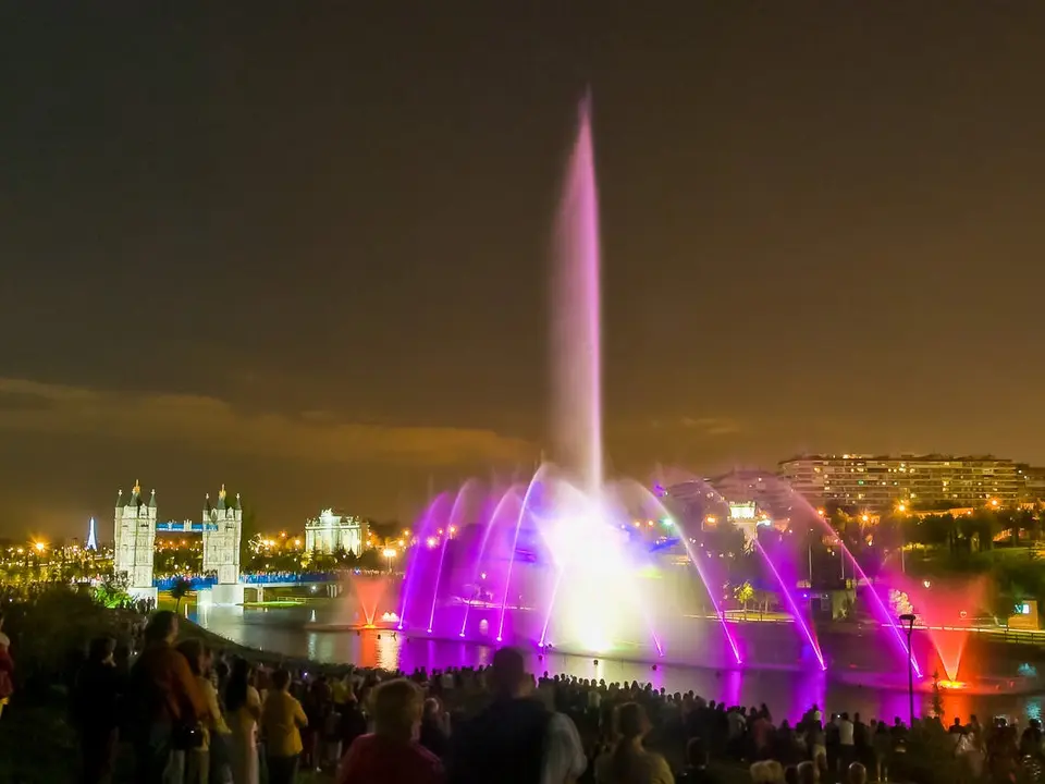 Fuegos artificiales en el espect&aacute;culo de luz, sonido y fuego del Parque Europa.