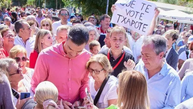 El presidente del Gobierno de Espa&ntilde;a y secretario general del PSOE, Pedro S&aacute;nchez, rodeado de personas durante primer acto de la campa&ntilde;a 'El Gobierno de la Gente' en el barrio de Pino Montano, a 3 de septiembre de 2022, en Sevilla (Andaluc&iacute;a, Espa&ntilde;a).