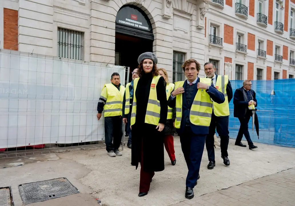 D&Iacute;AZ AYUSO VISITA CON EL ALCALDE DE MADRID LAS OBRAS EN LA PUERTA DEL SOL