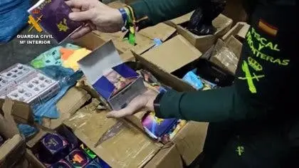 23/12/2022 Sucesos.- Requisados m&aacute;s de 350.000 juguetes fraudulentos y peligrosos para los ni&ntilde;os.

Agentes de la Guardia Civil, con destino en la Unidad Fiscal y Fronteras de Madrid, han logrado la detecci&oacute;n y retirada del mercado de 352.760 juguetes fraudulentos y peligrosos que se encontraban en establecimientos dedicados a la distribuci&oacute;n e importaci&oacute;n, ha informado la Comandancia de Madrid en una nota de prensa.

POLITICA ESPA&Ntilde;A EUROPA MADRID SOCIEDAD
GUARDIA CIVIL