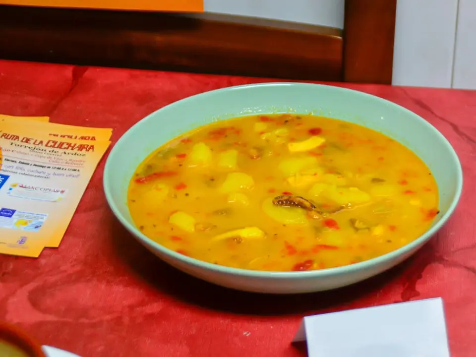 Tapear &ldquo;de cuchara&rdquo; acompa&ntilde;ado de una copa de vino, refresco, botell&iacute;n o ca&ntilde;a por solo 2,5 euros. Esa es la exquisita propuesta de 19 establecimientos de la Zona Centro de Torrej&oacute;n a partir del pr&oacute;ximo viernes 23 y hasta el domingo 25 de febrero. El alcalde de Torrej&oacute;n de Ardoz, Ignacio V&aacute;zquez, el concejal de Empleo, Juventud y Festejos, Alejandro Navarro Prieto, y hosteleros de la ciudad han presentado esta ma&ntilde;ana la iniciativa gastron&oacute;mica. Se trata de la V edici&oacute;n de la Ruta de la Cuchara en la que los restaurantes y bares participantes ofrecer&aacute;n platos de cuchara como cocidos, potajes, marmitako, caldereta o migas, que con las bajas temperaturas del clima invernal son los que m&aacute;s apetecen. La iniciativa se vuelve a poner en marcha debido al &eacute;xito de las anteriores ediciones bajo el lema &ldquo;Torrej&oacute;n con fr&iacute;o, cuchara y buen vino&rdquo;. El horario de este evento gastron&oacute;mico que se consolida con nombre propio en la ciudad ser&aacute; de 12:00 a 17:00 horas.