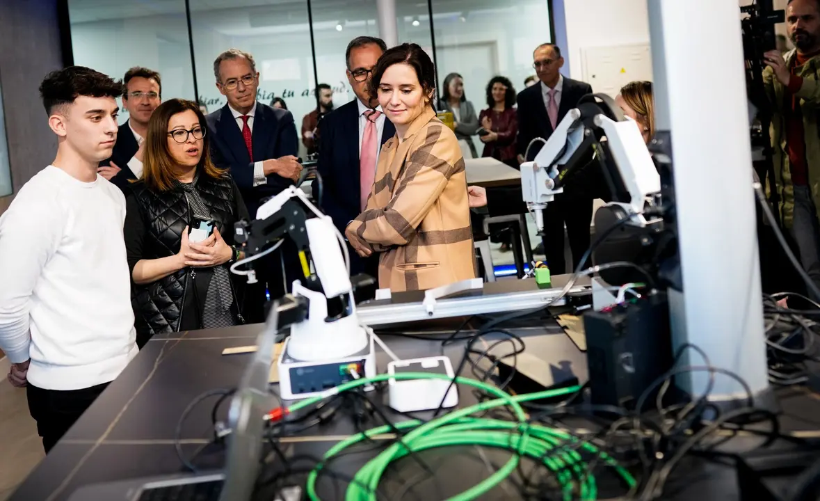 D&Iacute;AZ AYUSO VISITA EL INSTITUTO LUIS VIVES DE LEGAN&Eacute;S EN EL D&Eacute;CIMO ANIVERSARIO DE SU PRIMERA PROMOCI&Oacute;N DE LA FP DUAL