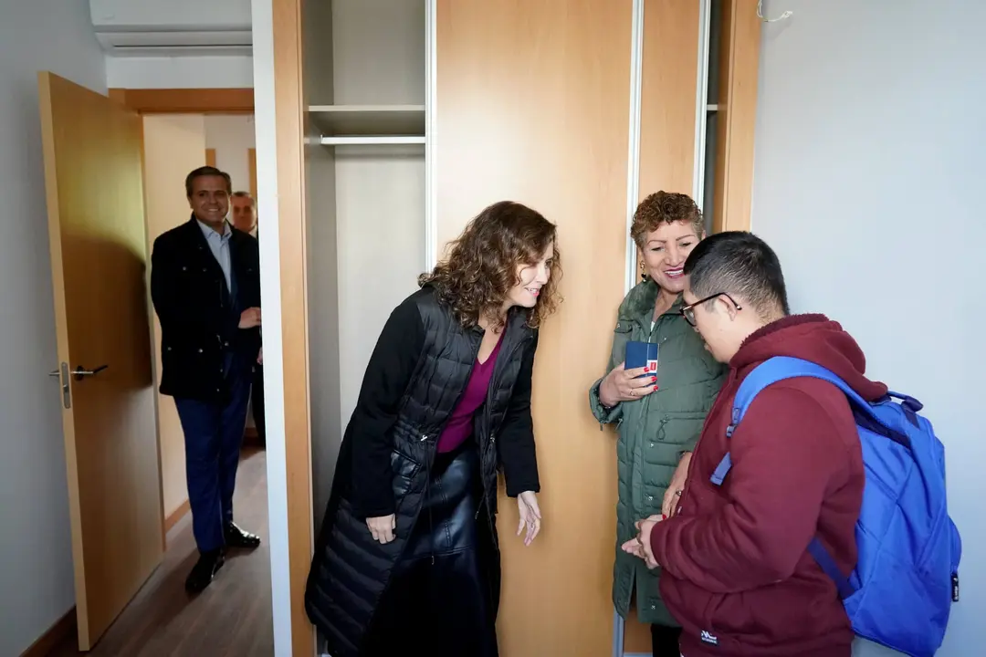 D&Iacute;AZ AYUSO ENTREGA LAS LLAVES DE VIVIENDAS DE PROMOCI&Oacute;N P&Uacute;BLICA A SUS INQUILINOS EN EL MADRILE&Ntilde;O DISTRITO DE VALLECAS