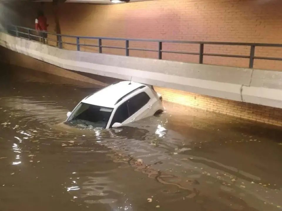 Un veh&iacute;culo atrapado en el t&uacute;nel de la calle Torrelaguna en 2023 (cedida a MiraCorredor). 