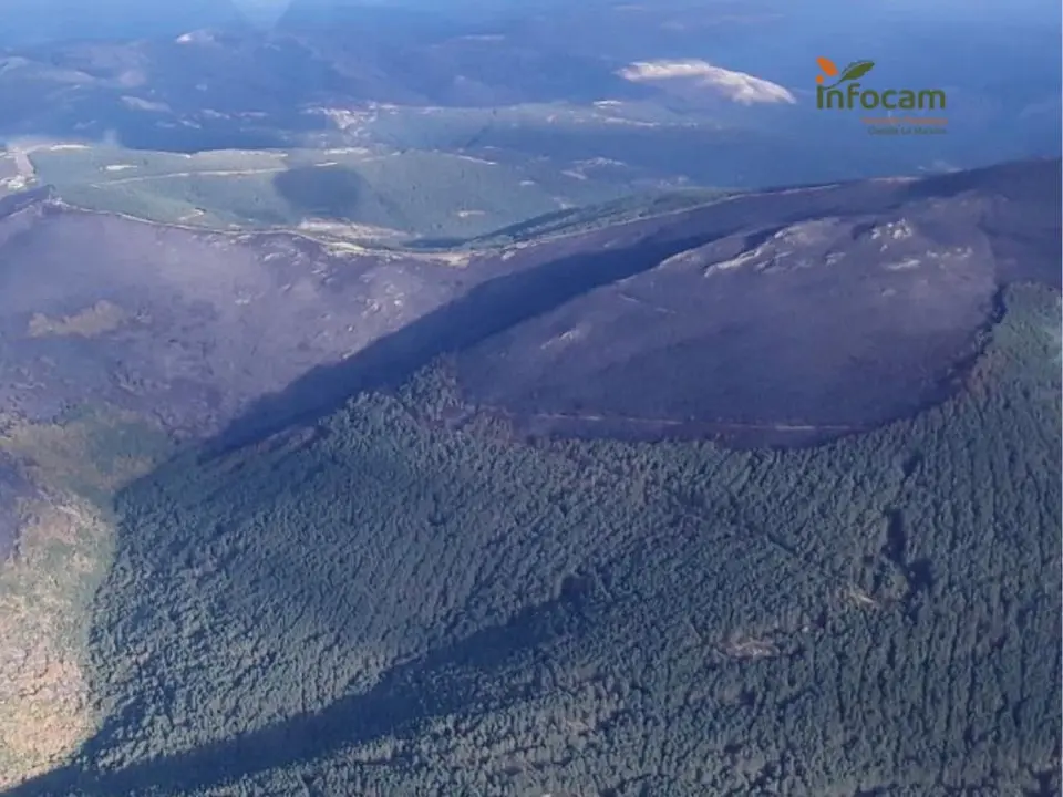 Im&aacute;gen a&eacute;rea del incendio que afecta a Pe&ntilde;alba de la Sierra en Guadalajara. La situaci&oacute;n ha mejorado.